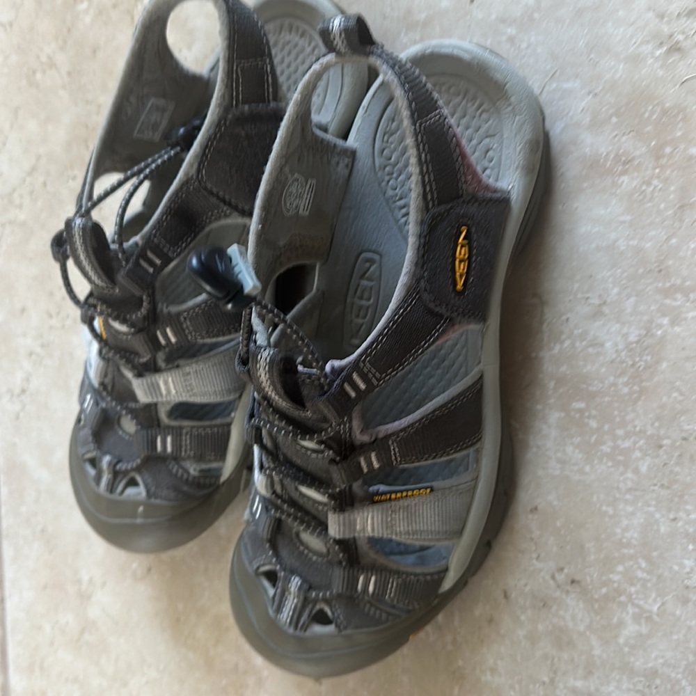 COPY - Women’s keen sandal, 9.5. - Picture 2 of 7